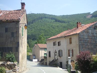 Le village des Verreries-de-Moussans, au coeur des Avants-Monts